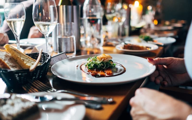 Brunch wedding al aire libre con mesa de frutas y café artesanal