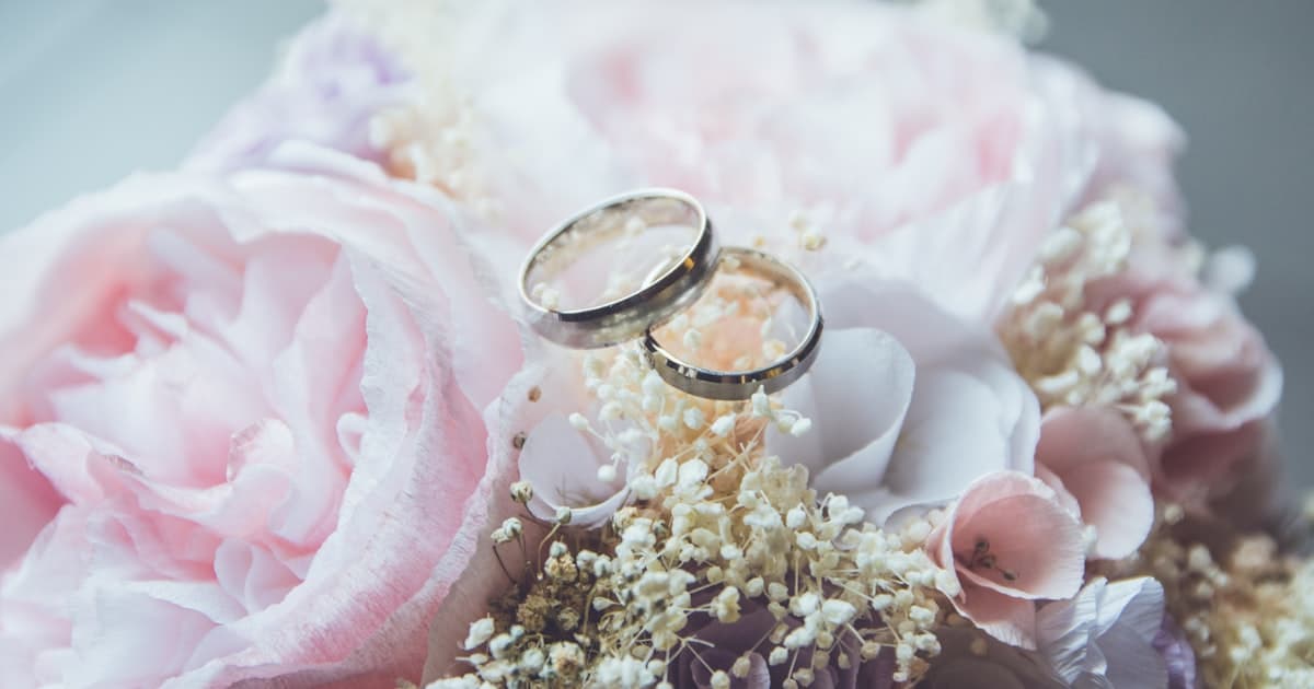 Comparación entre invitación de casamiento digital en celular y en papel