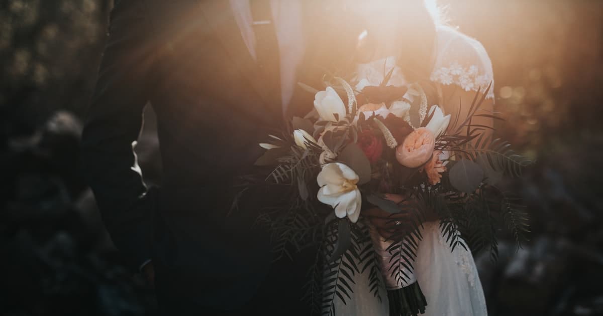 Pareja organizando su casamiento en Argentina con lista de tareas