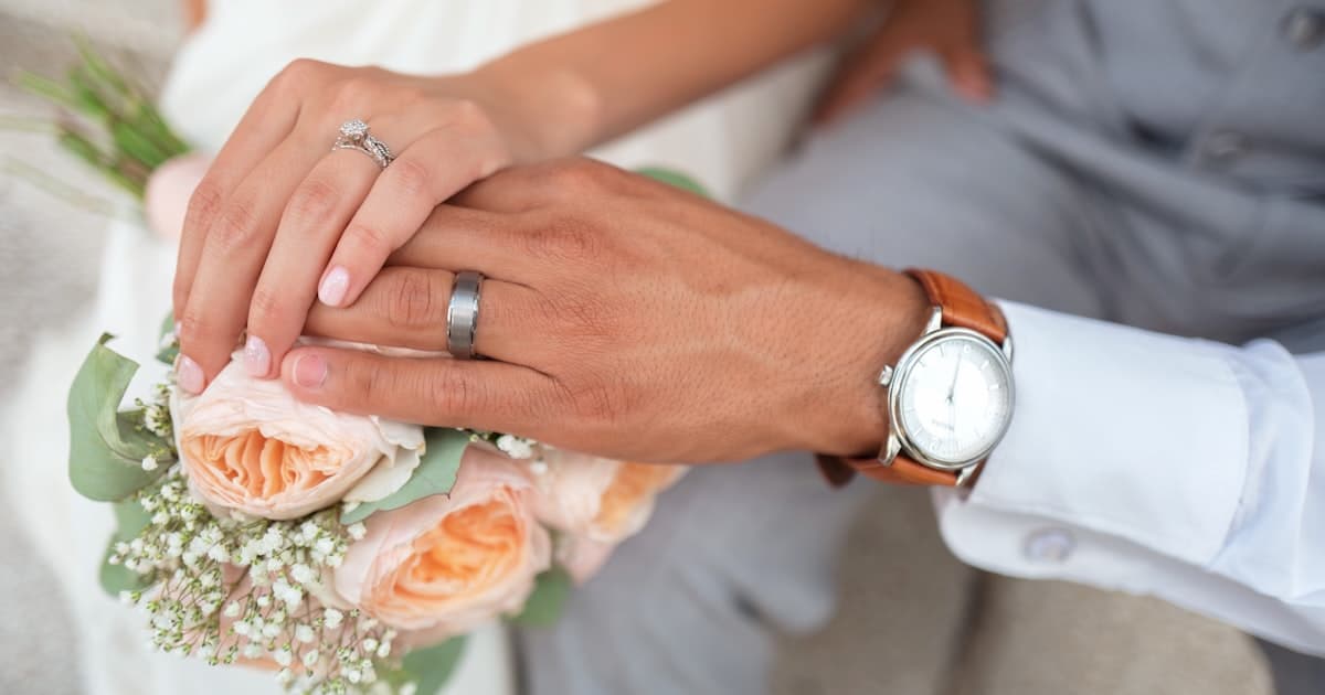 Boda íntima al aire libre con decoración minimalista en Argentina 2026